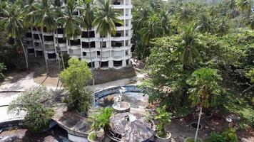 Verlassenes Hotel wächst mit Kokospalmen