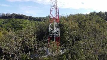 vista aérea ascendente a torre de telecomunicações video