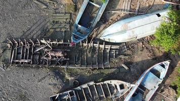 Blick aus der Luft auf ein verlassenes, kaputtes Fischerboot aus Holz video