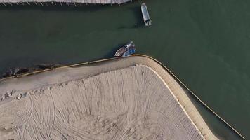 terra de recuperação de vista aérea perto da ponte de madeira video