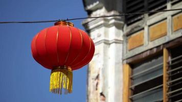 lanterna vermelha do ano novo chinês perto da janela do edifício em negrito