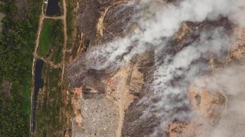 la vista del fuoco del drone si verifica nella discarica di rifiuti video