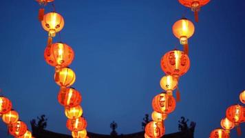 incline para baixo a lanterna do ano novo chinês com a palavra de bênção video