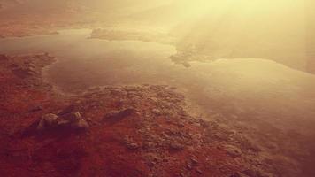 paysage atmosphérique avec lac de montagne parmi les moraines par temps de pluie video