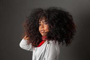 retrato de belleza de mujer afroamericana con peinado afro y maquillaje glamoroso. mujer brasileña. raza mixta. Pelo RIZADO. peinado fondo negro. foto