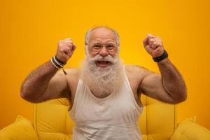 anciano con una larga barba blanca animando o feliz. ganador. gano la loteria. foto