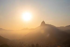 vista del pan de azúcar, el corcovado y la bahía de guanabara, río de janeiro, brasil foto