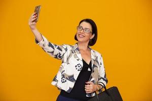 selfie de mujer de negocios. Senior hermosa mujer con teléfono móvil foto