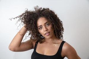 retrato de belleza de mujer afroamericana con peinado afro y maquillaje glamoroso foto