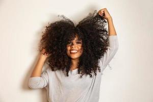 retrato de belleza de mujer afroamericana con peinado afro y maquillaje glamuroso. mujer brasileña. raza mixta. Pelo RIZADO. peinado Fondo blanco. foto