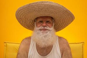 anciano con larga barba blanca con un gran sombrero de paja.