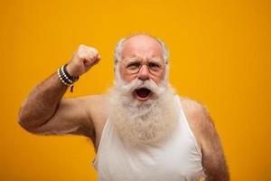 anciano con una larga barba blanca animando o feliz. ganador. gano la loteria. foto