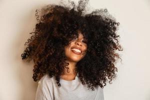 retrato de belleza de mujer afroamericana con peinado afro y maquillaje glamuroso. mujer brasileña. raza mixta. Pelo RIZADO. peinado Fondo blanco. foto