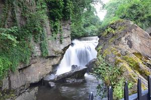 escena de cascada y río foto