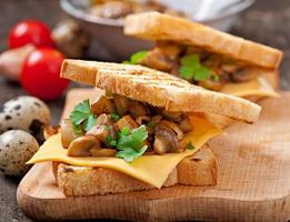sándwich de pan tostado con champiñones, queso y perejil, enfoque selectivo foto