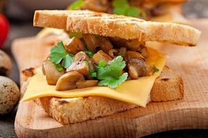 sándwich de pan tostado con champiñones, queso y perejil, enfoque selectivo foto