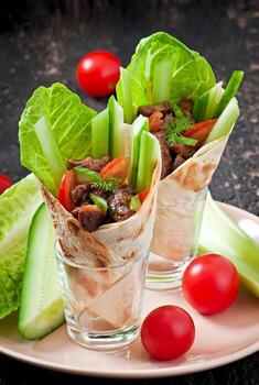 wraps de tortilla con carne y verduras frescas foto