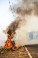 vistas de llamas, heno quemado, produciendo nubes negras de humo negro. foto