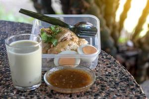 arroz con pollo en caja de plástico. foto