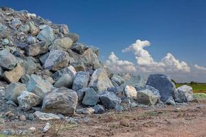 vista de las pilas de granito con nubes de cielo. foto