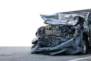 el primer plano aislado frontal de un auto negro-bronce, que fue destrozado para parecer escombros. foto