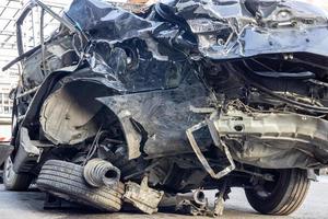 fondo de primer plano de un coche negro destrozado en una colisión fatal. foto