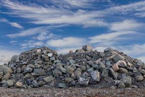 vista de las pilas de granito con nubes de cielo. foto