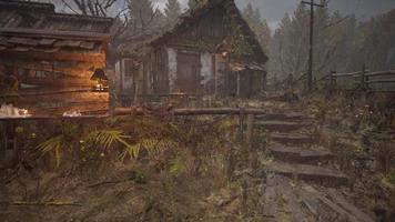 un antiguo pueblo con casas de madera en ruinas video