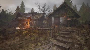 un vieux village aux maisons délabrées en bois video