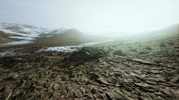 lever du soleil dans un désert rocheux avec des ombres projetées par les collines video