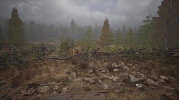 un vecchio recinto di legno con un campo di campagna dietro di esso video