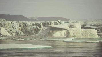 blauwe ijsbergen van antarctica met bevroren en besneeuwde antarctische landschappen video