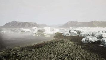 blaue eisberge der antarktis mit gefrorener und schneebedeckter antarktischer landschaft video