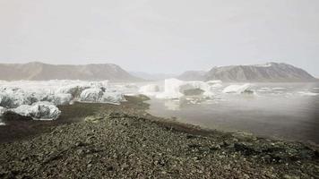 gigantescas estruturas de blocos de gelo na areia preta à beira-mar
