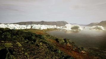 de gigantesques structures de blocs de glace sur le sable noir au bord de la mer video