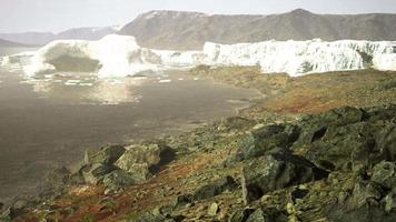 icebergs bleus de l'antarctique avec des paysages antarctiques gelés et enneigés video