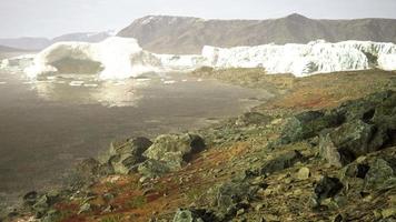 paesaggio naturale artico con iceberg nel fiordo di ghiaccio della Groenlandia video