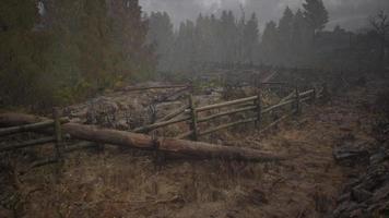 uma cerca de madeira velha com um campo rural atrás dela video
