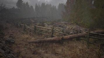 uma cerca de madeira velha com um campo rural atrás dela video