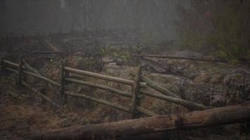 una antigua valla de madera con un campo rural detrás video