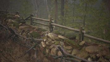 uma cerca de madeira velha com um campo rural atrás dela video