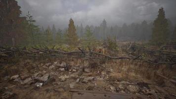 una antigua valla de madera con un campo rural detrás video