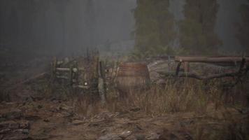 une vieille clôture en bois avec un champ de campagne derrière elle video