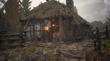 velha casa de madeira rural abandonada na aldeia russa no verão video