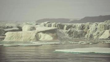 ijsberg aan de zuidkust van Groenland video