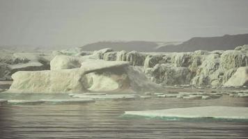 iceberg na costa sul da Groenlândia video