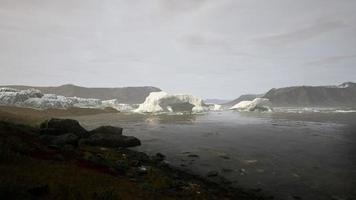 gigantiska isblockstrukturer på den svarta sanden vid havsstranden video