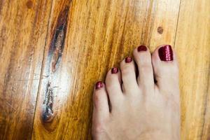 pies de mujer después de la pedicura con uñas rojas foto