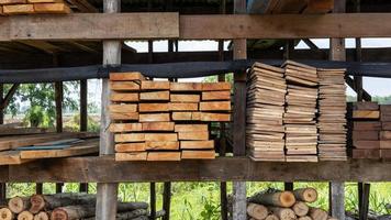 Planks of different sizes are placed on the beams. photo