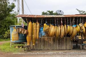 mucha cestería colgada para la venta al por menor en el campo. foto